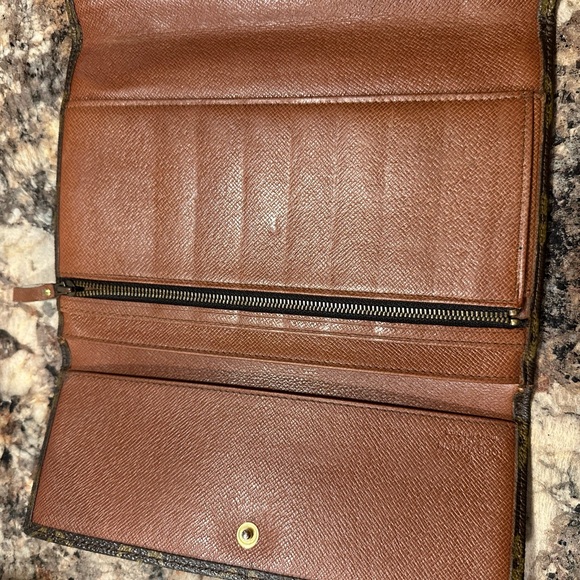 Louis Vuitton Brown Monogram Wallet folding with a snap closure - Picture 4 of 10